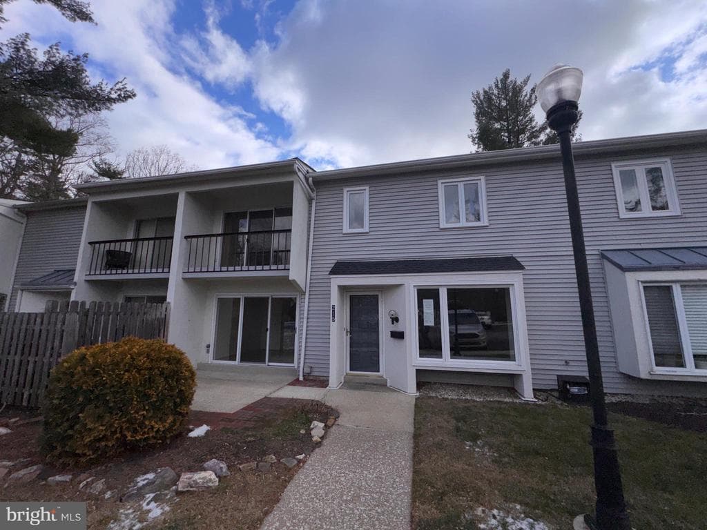 215 E Chelsea Circle photo 1
