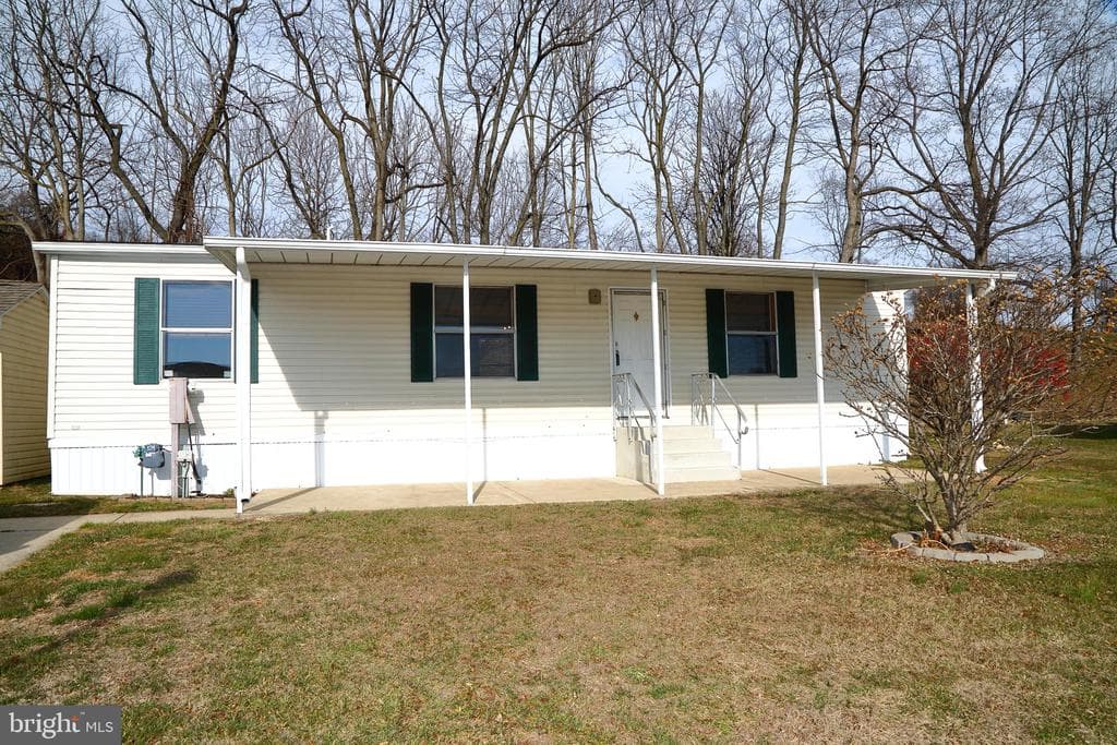 699 Lilac Drive photo 1