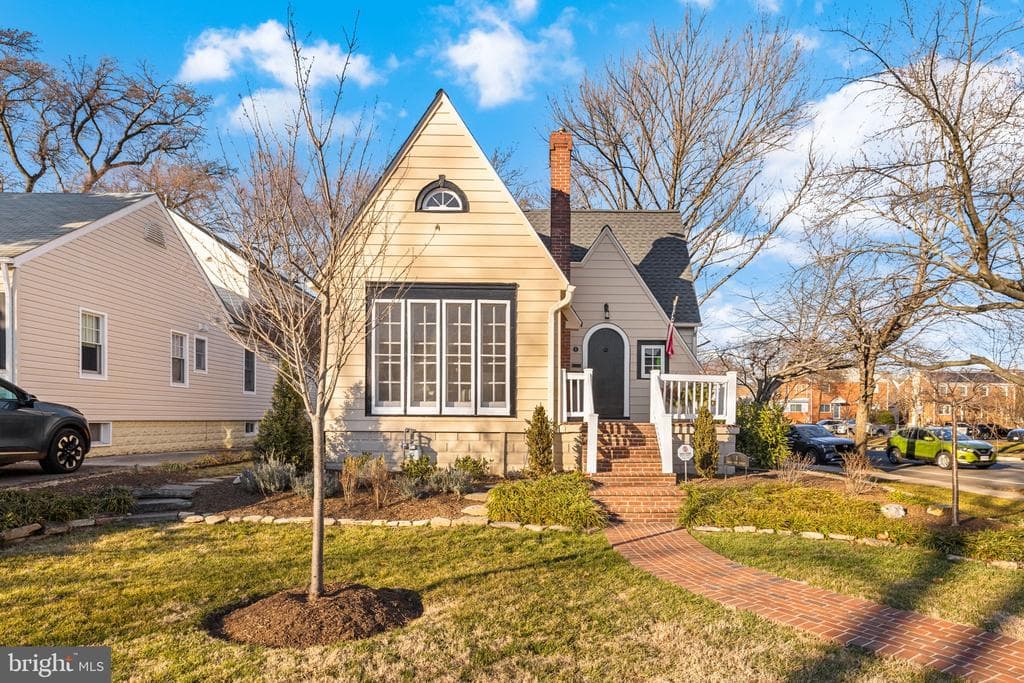 1 W Oak Street photo 1