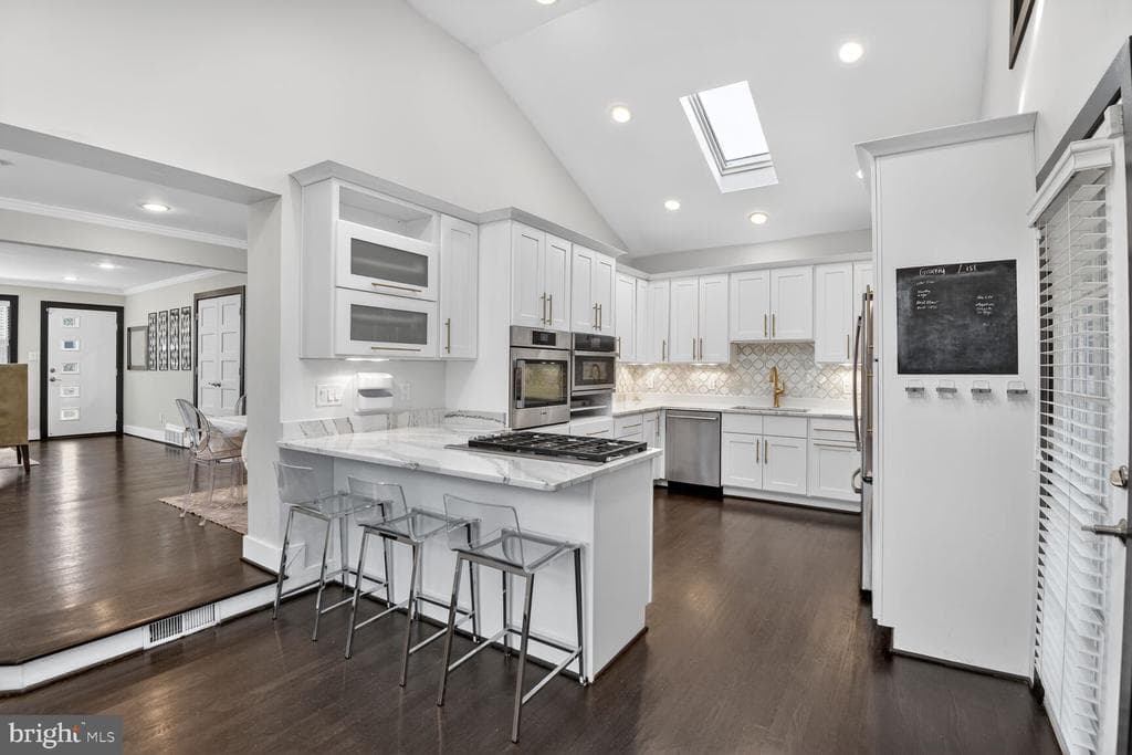 6101 Swansea Street photo 1