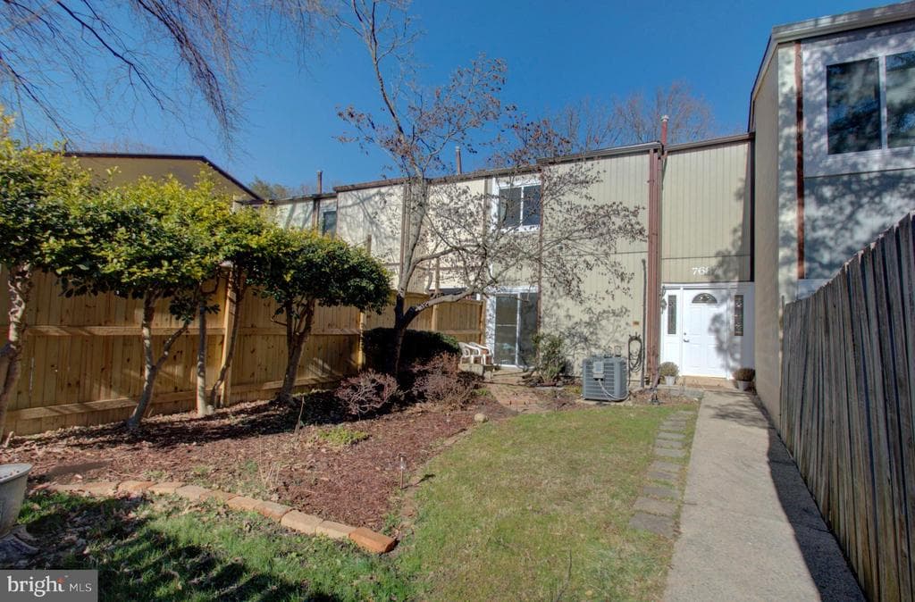 7687 Laytonia Drive photo 1