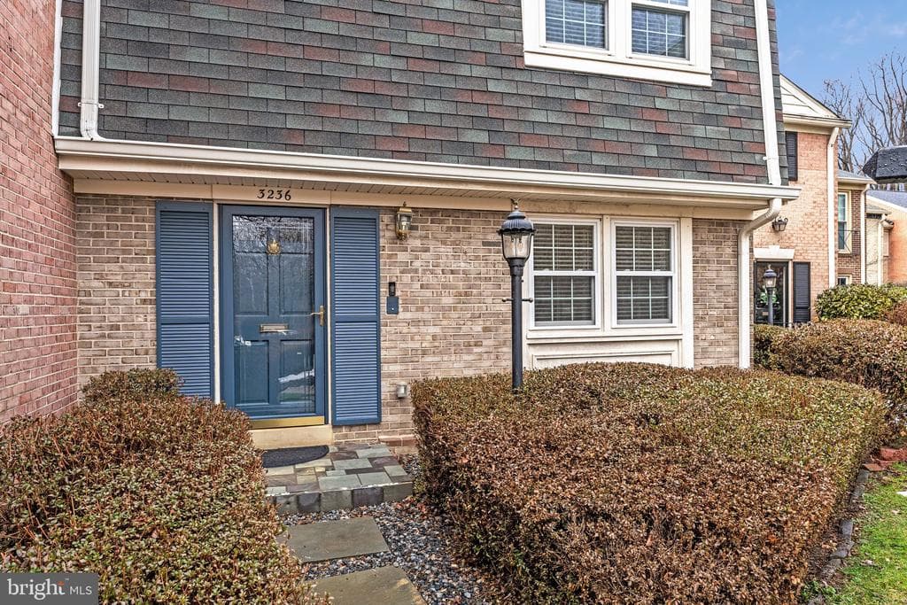 3236 Cambridge Court photo 1