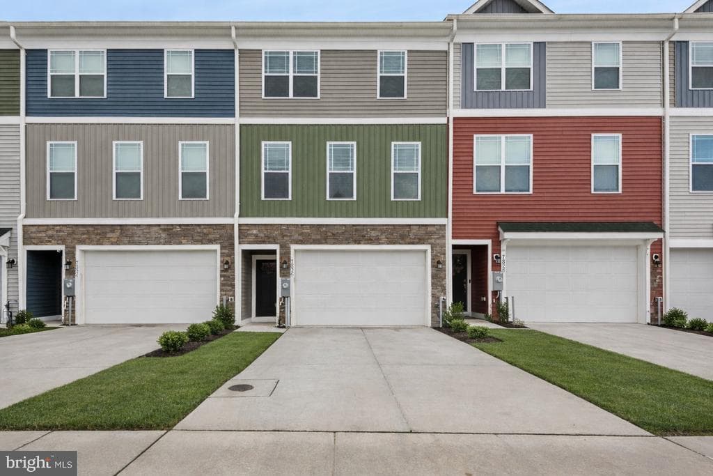7826 Wolf Run Lane photo 1