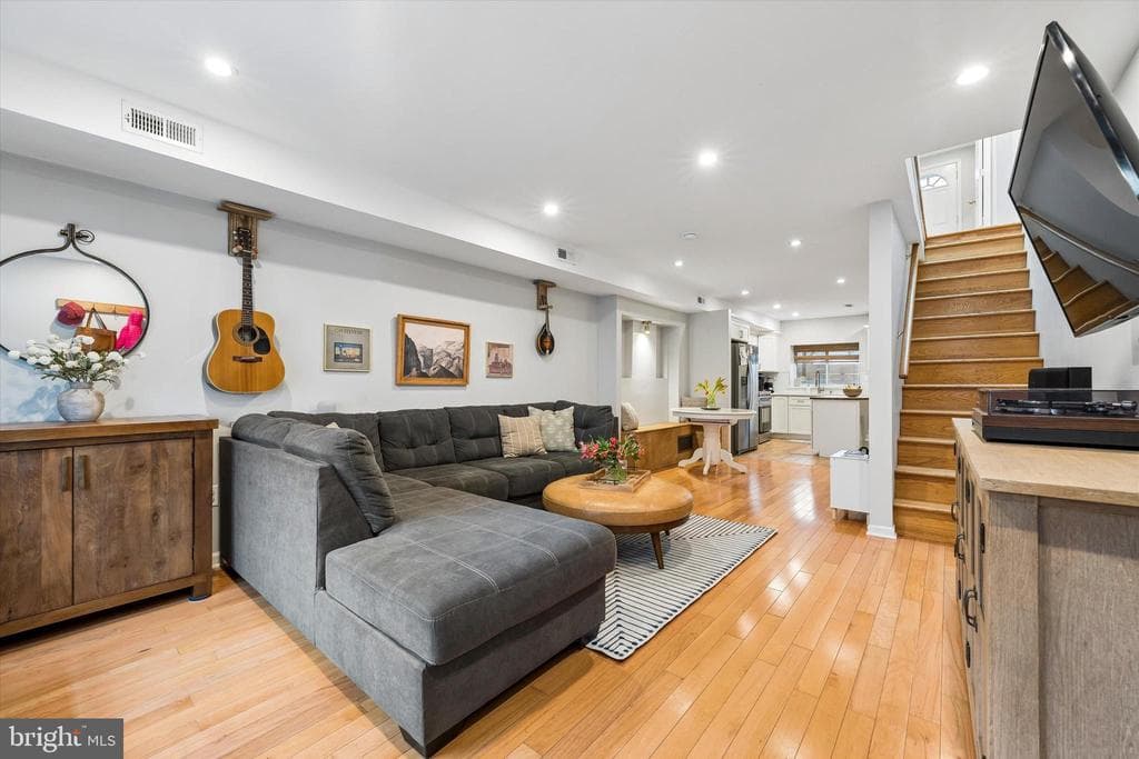1138 Mifflin Street photo 1