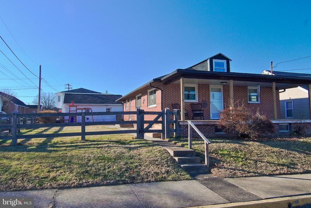 203 Lemon Street photo 1
