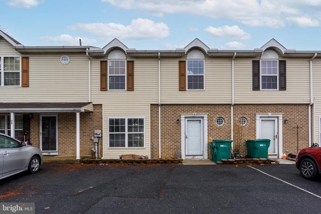 40 Johns Drive photo 1