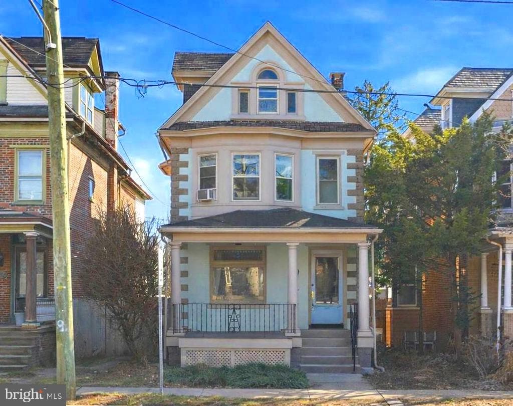 944 E High Street photo 1