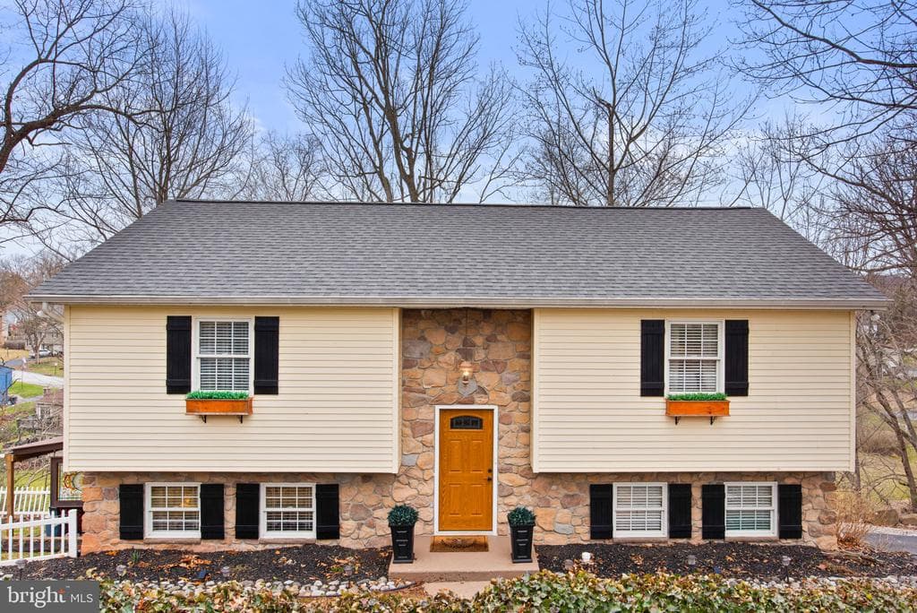 35 Hemlock Lane photo 1