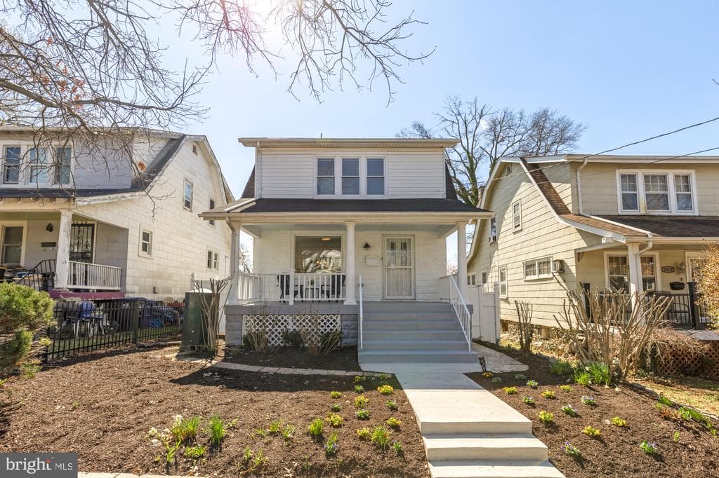 2425 Perry Street NE photo 1