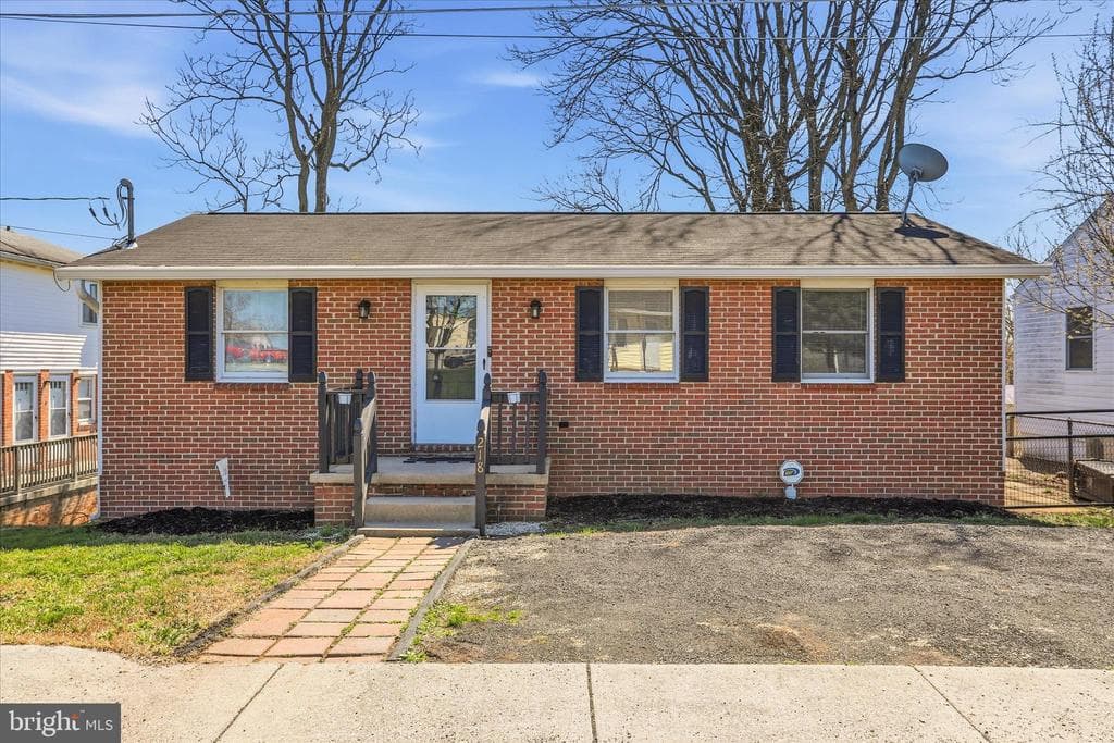 218 E 4th Avenue photo 1