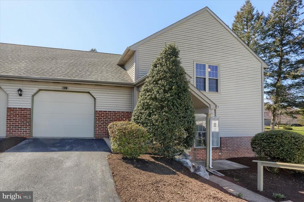19 Sterling Court photo 1