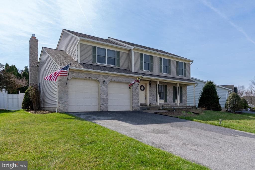 725 Hess Court photo 1
