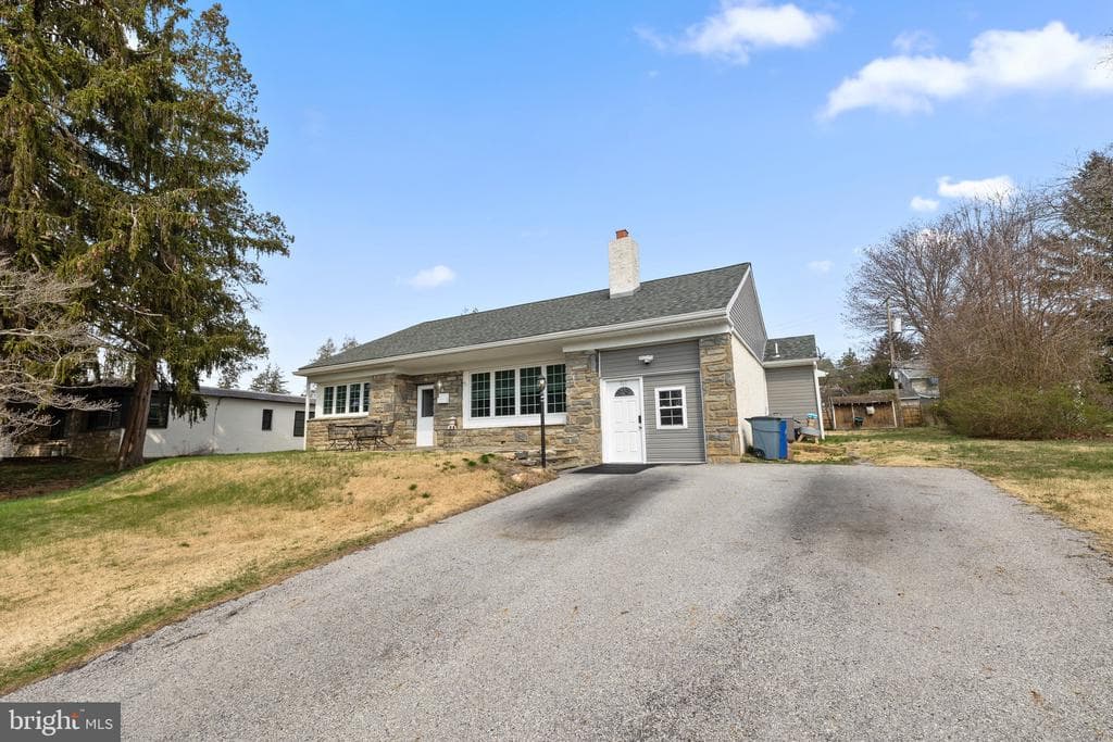 711 Hedgerow Drive photo 1