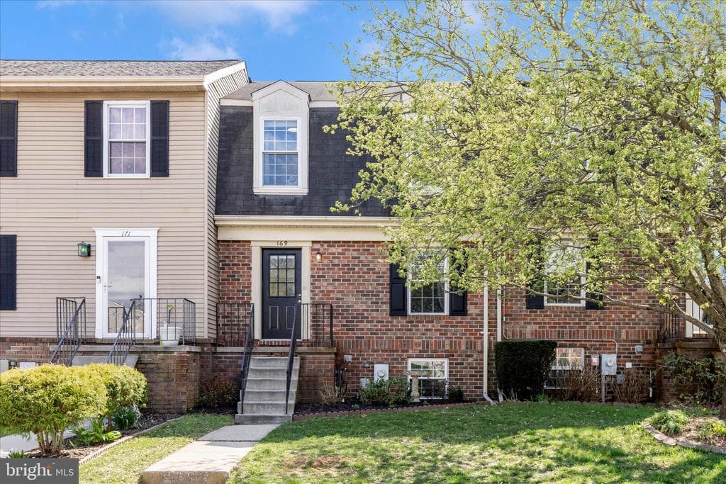 169 Alymer Court photo 1