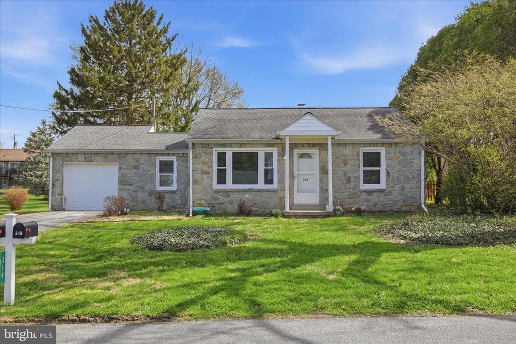 319 Dahlia Road photo 1
