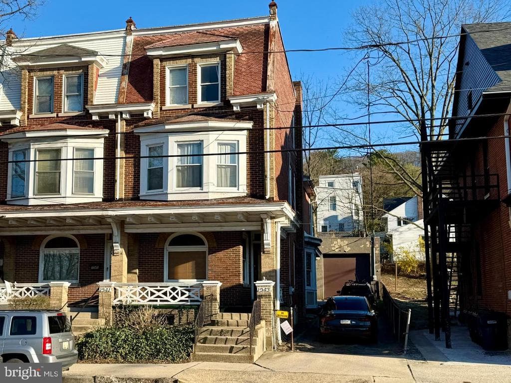 1543 W Market Street photo 1