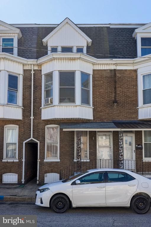 702 York Street photo 1