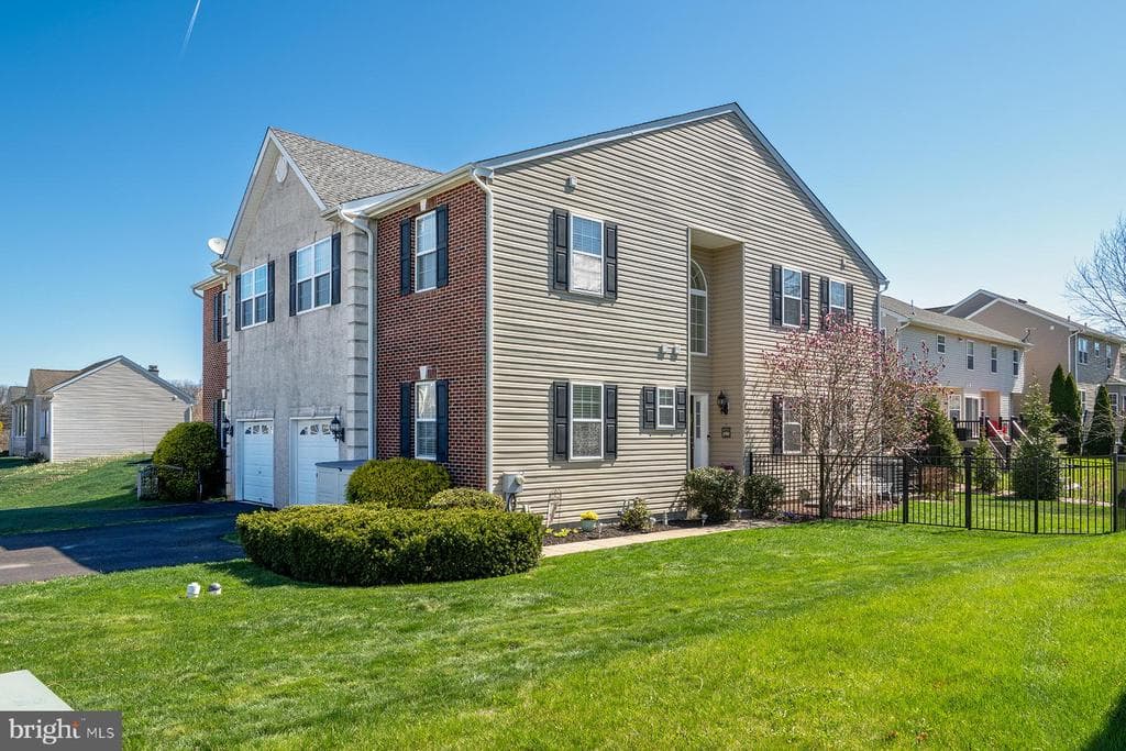 202 Holbrook Lane photo 1