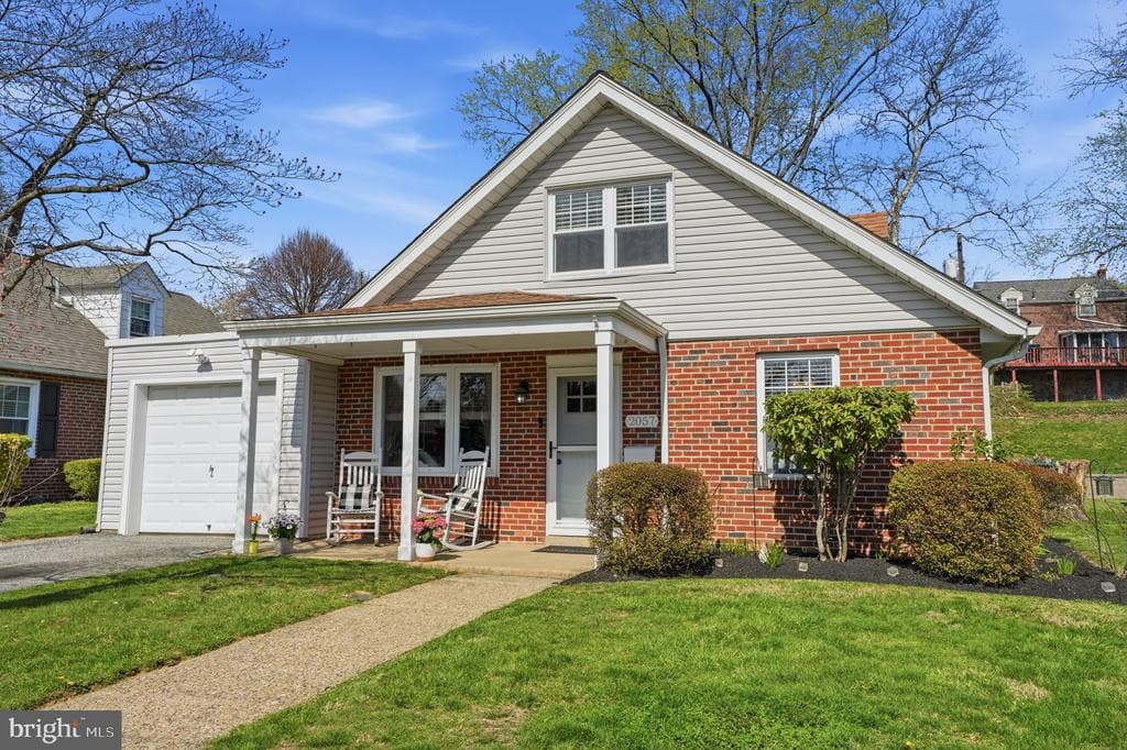 2057 Parkdale Avenue photo 1