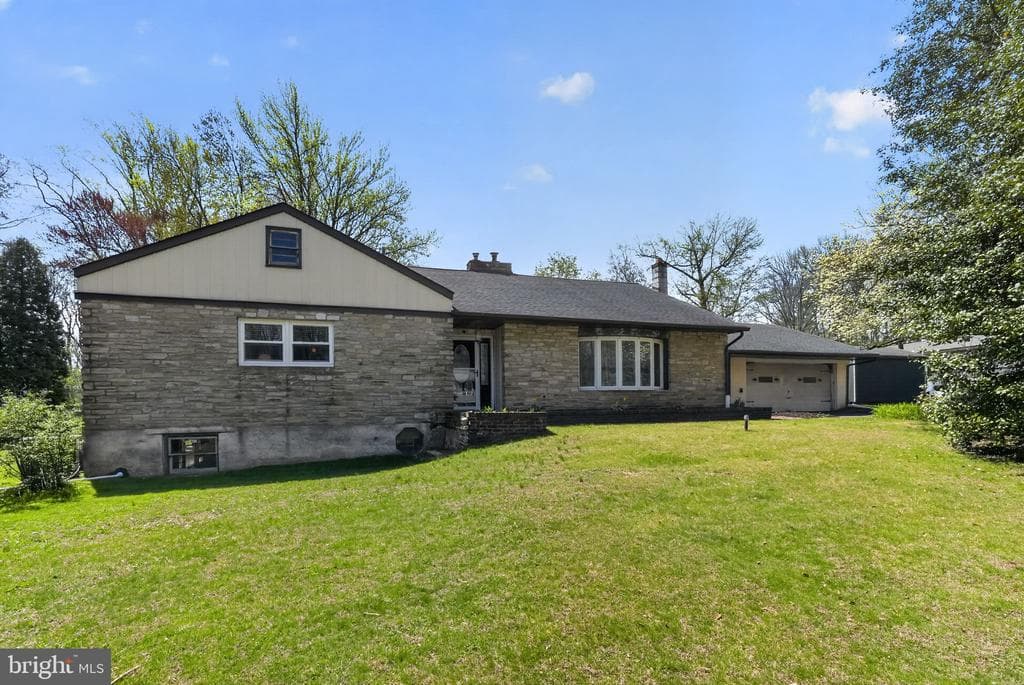 871 Roberts Road photo 1