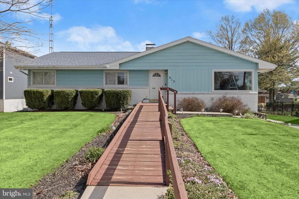 913 Gobin Street photo 1