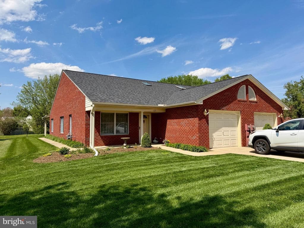 129 Chantilly Court photo 1