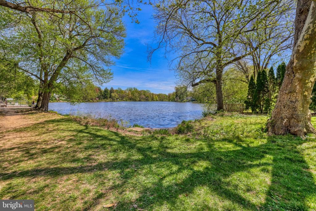 2323 Lakeview Drive photo 1