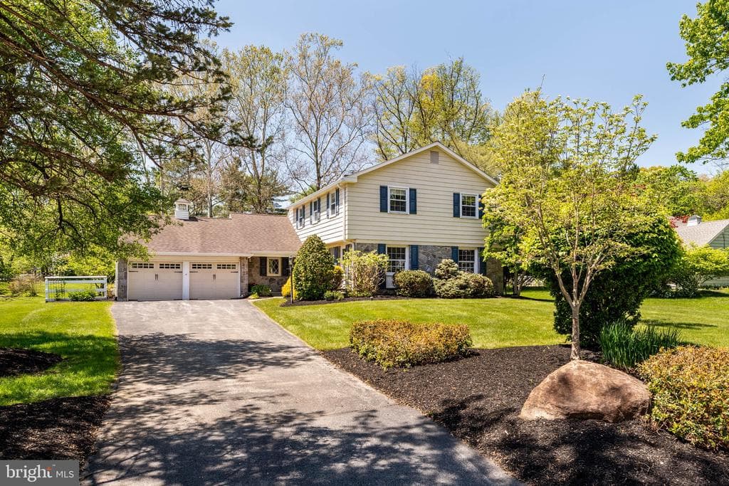 590 Watford Lane photo 1