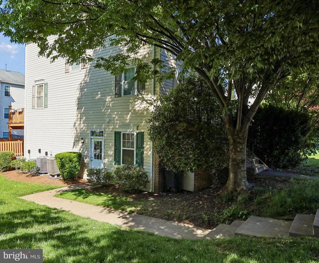 1016 Murdoch Court photo 1