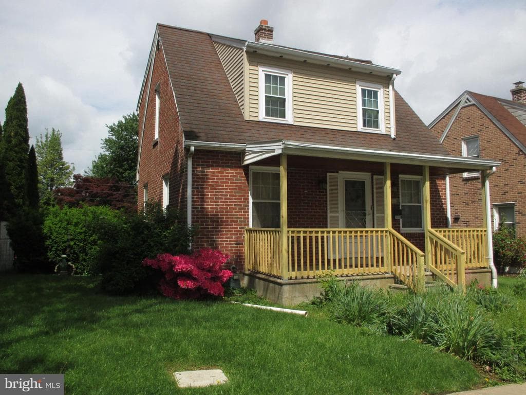 988 Midland Avenue photo 1