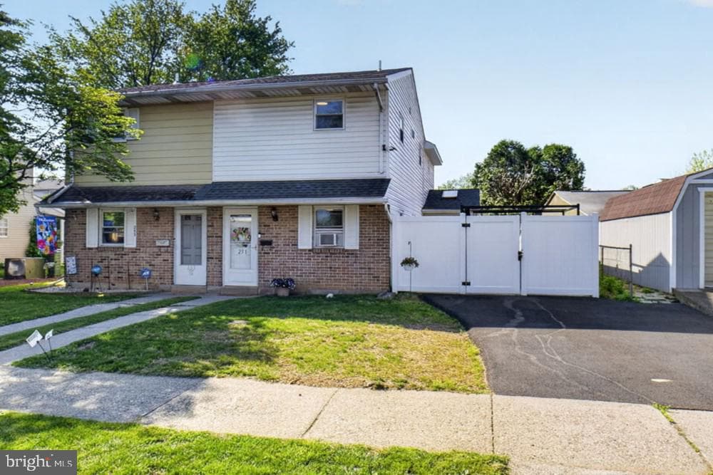 251 Edward Lane photo 1