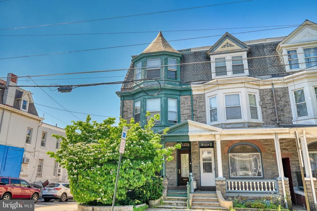 228 W Douglass Street photo 1