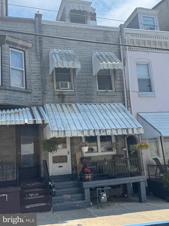 1034 Windsor Street photo 1