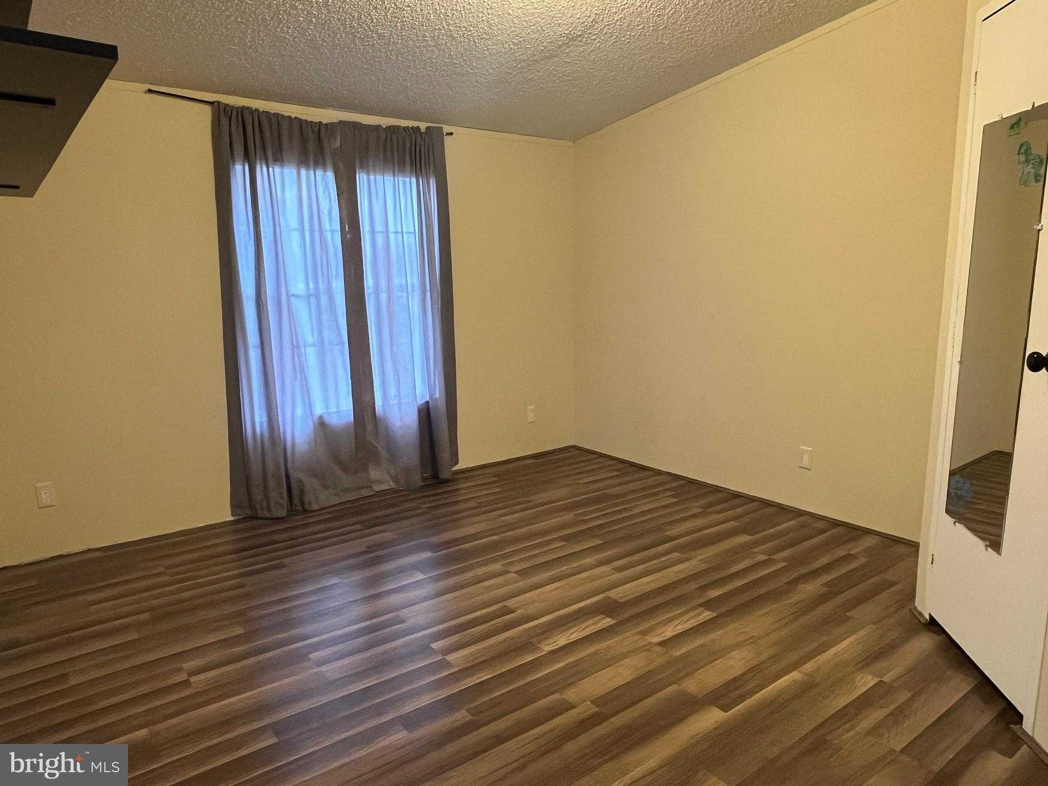 880 Royal Crest Dr photo 16
