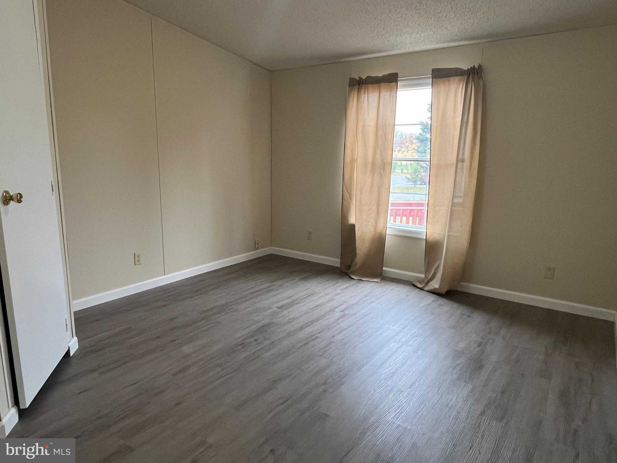 880 Royal Crest Dr photo 18