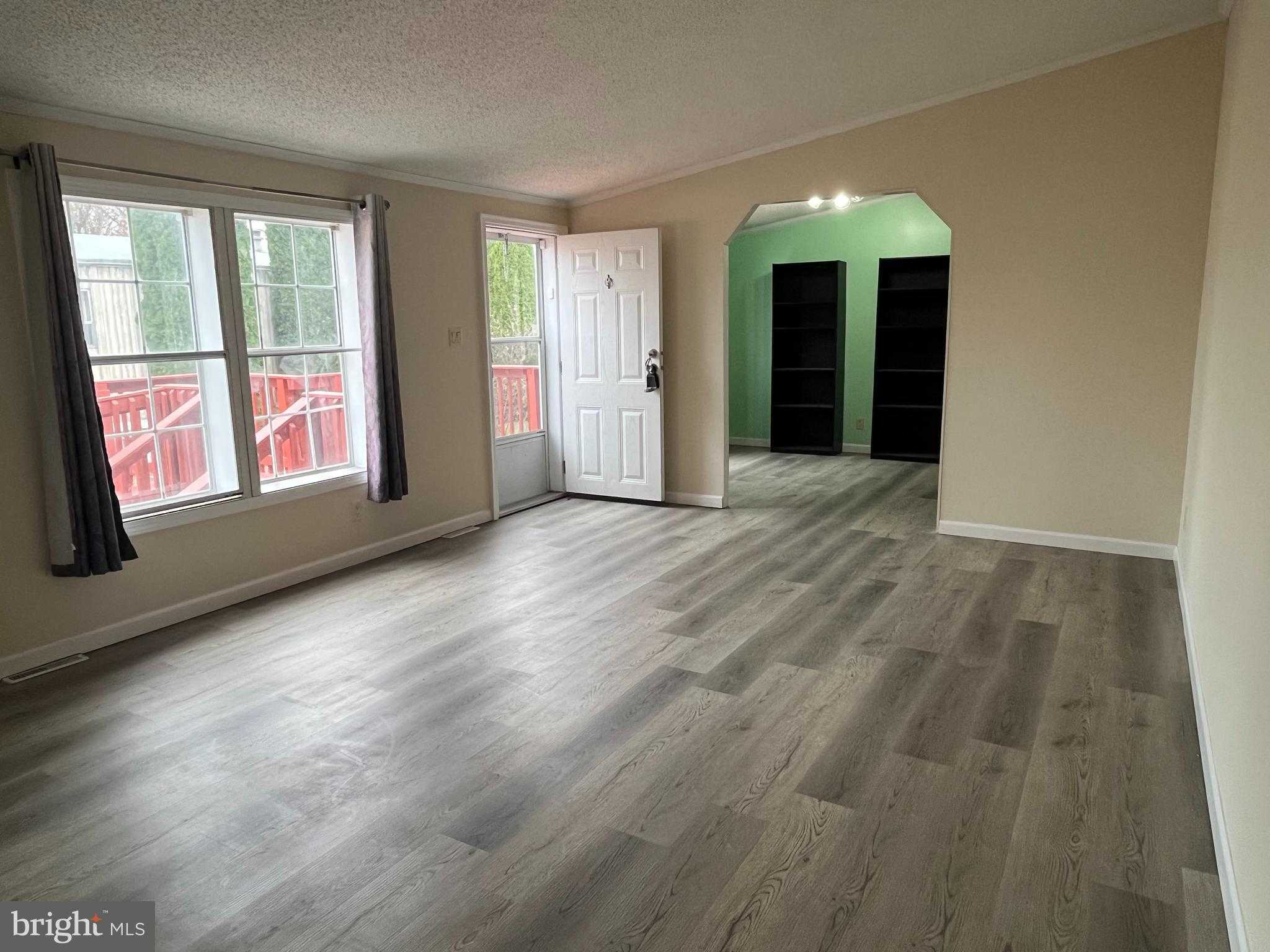 880 Royal Crest Dr photo 3