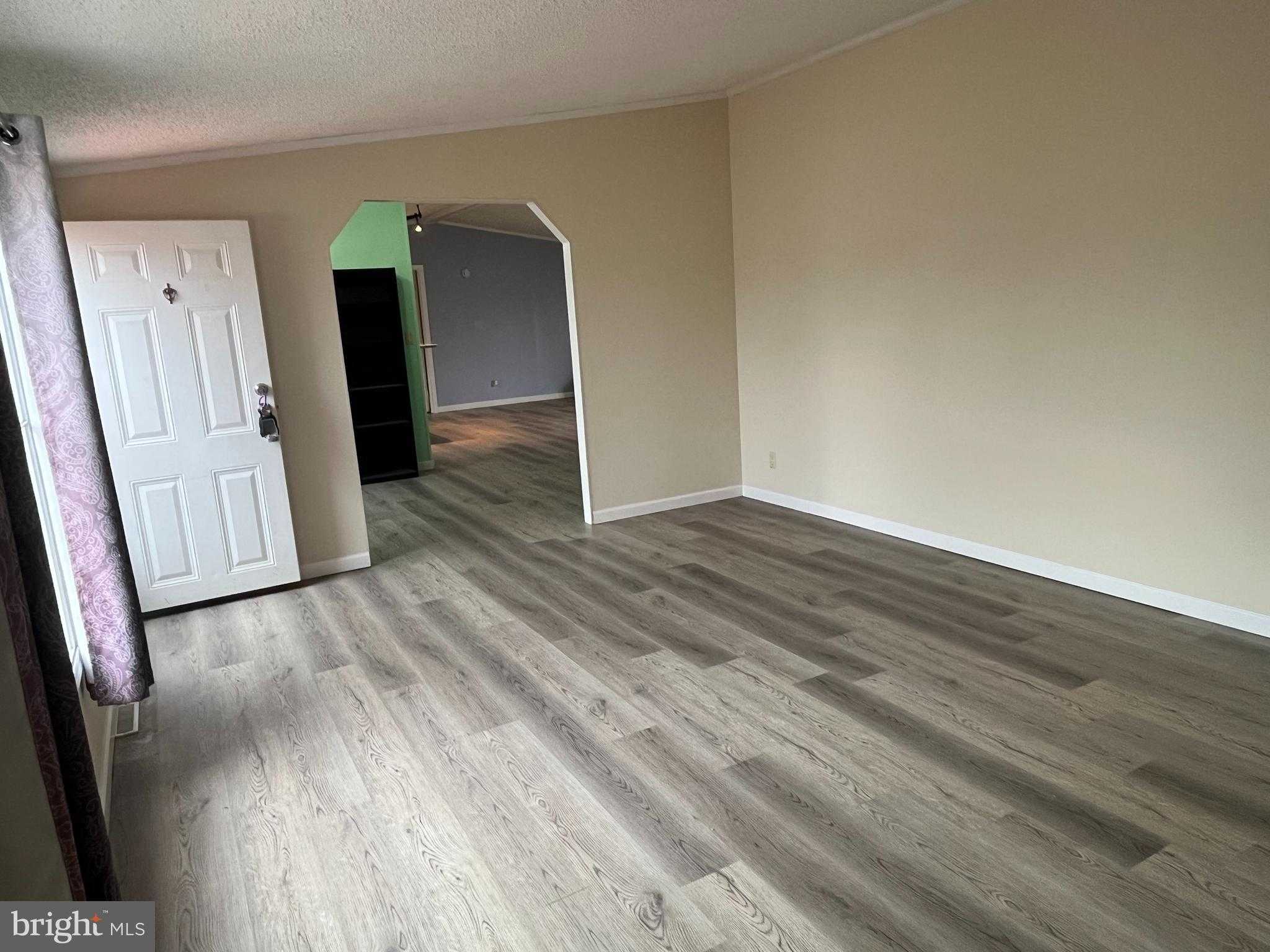 880 Royal Crest Dr photo 4