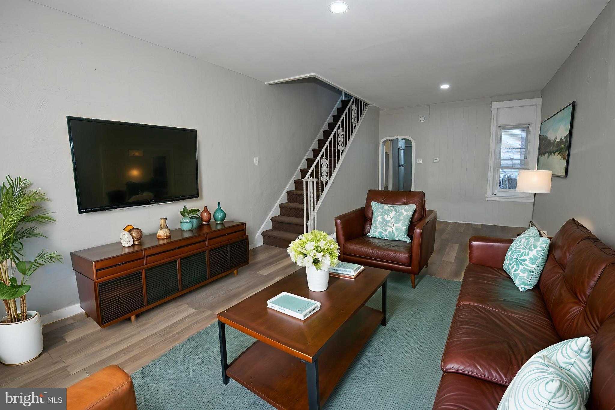 2047 Albright St photo 2
