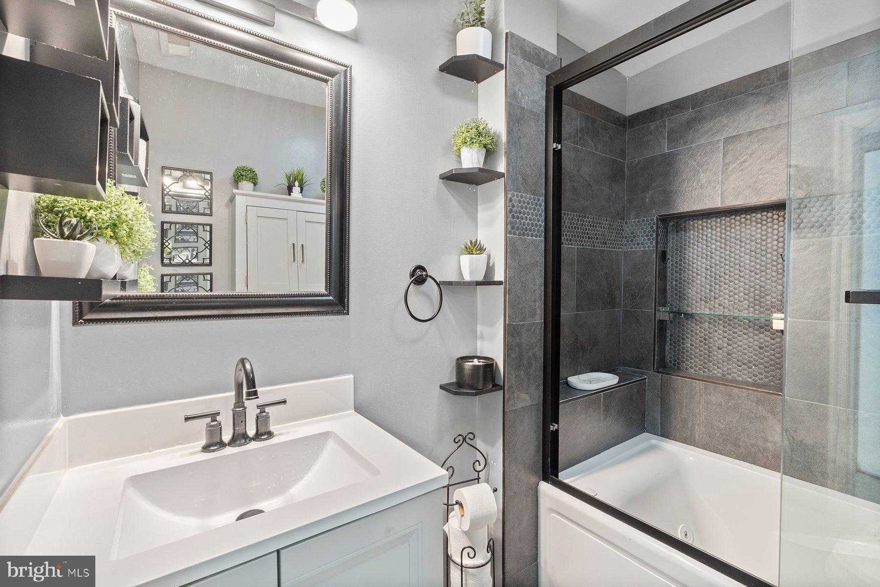 657 Green St photo 8