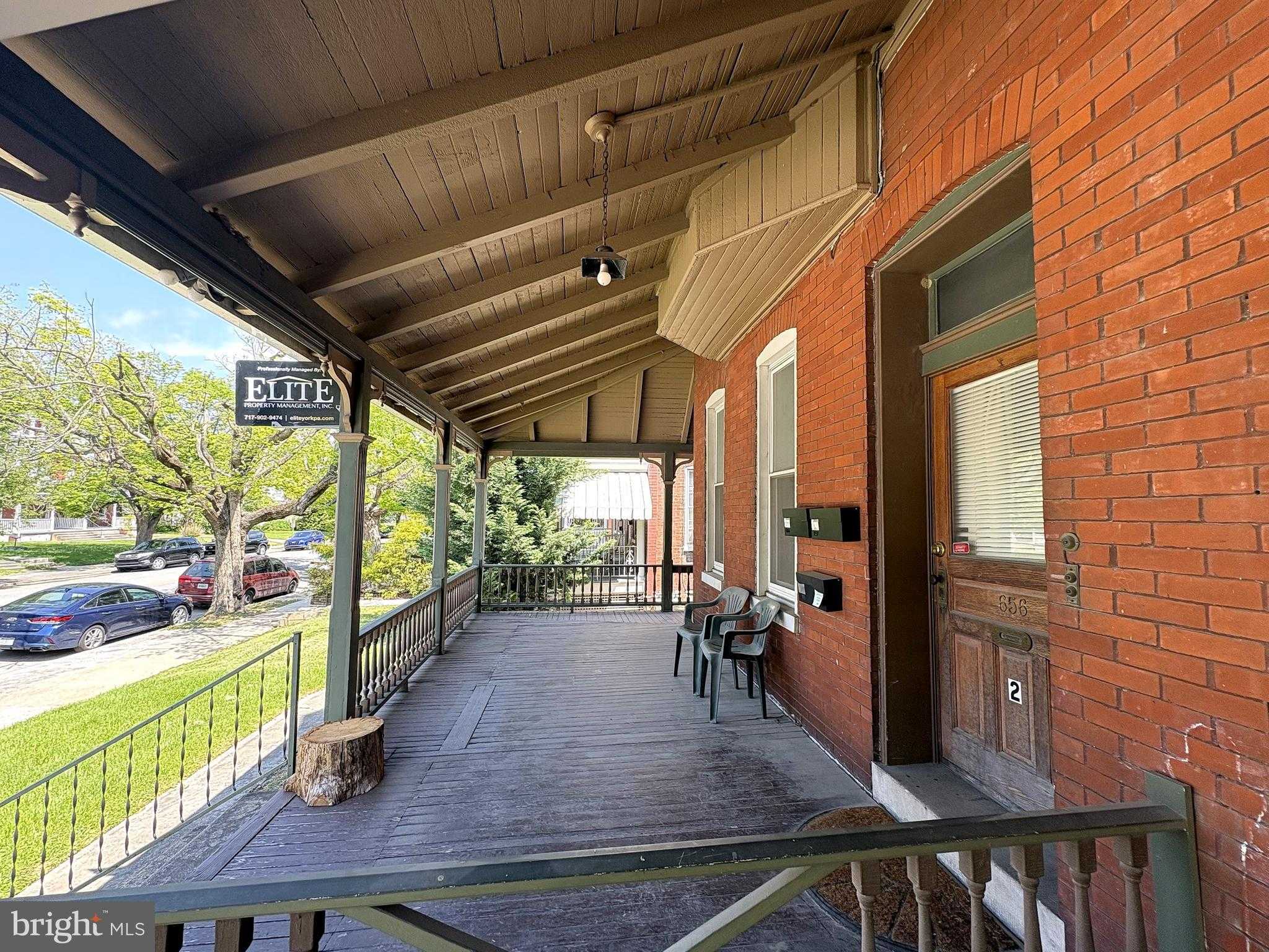 656 Linden Ave photo 2