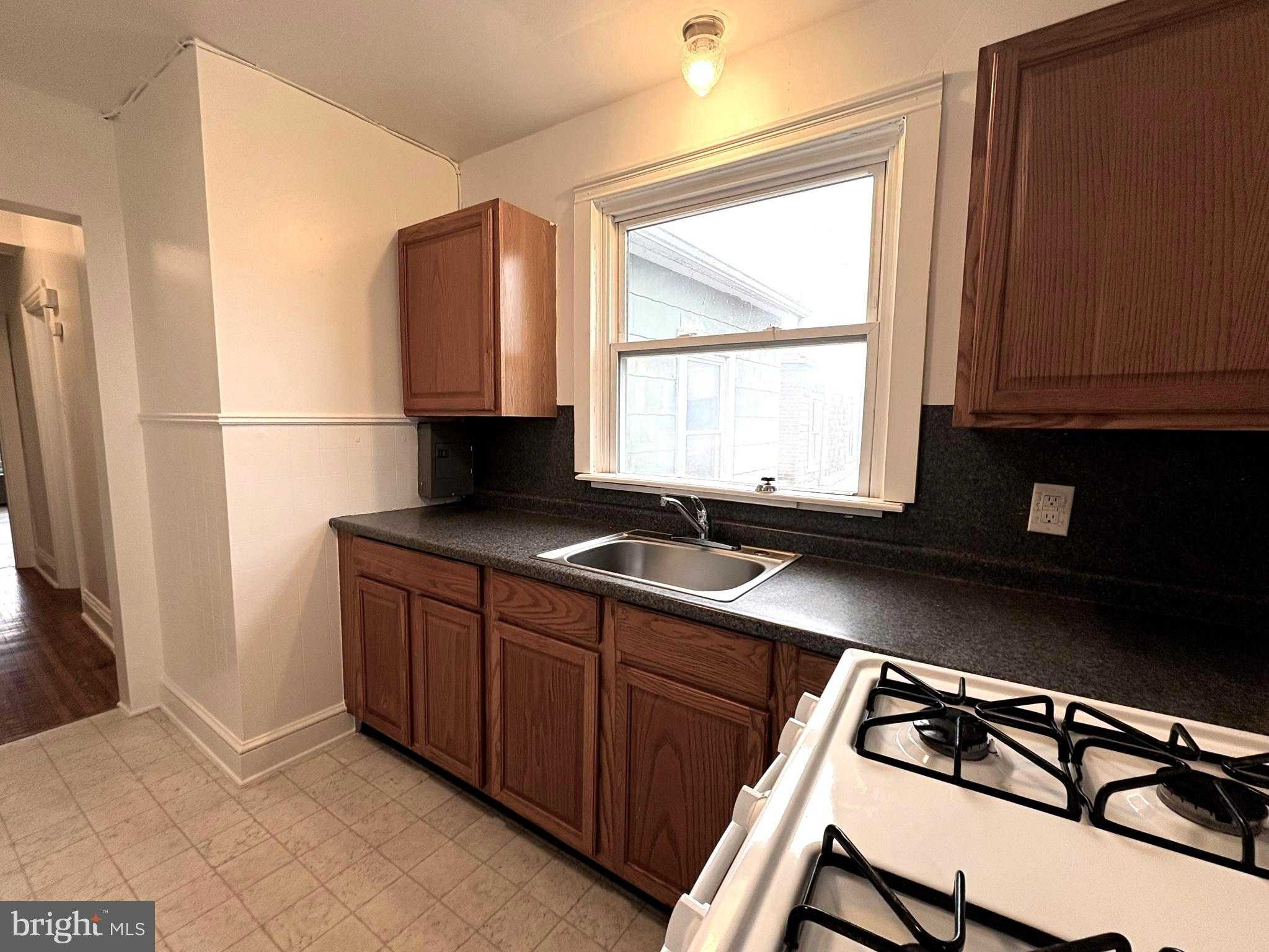 656 Linden Ave photo 20
