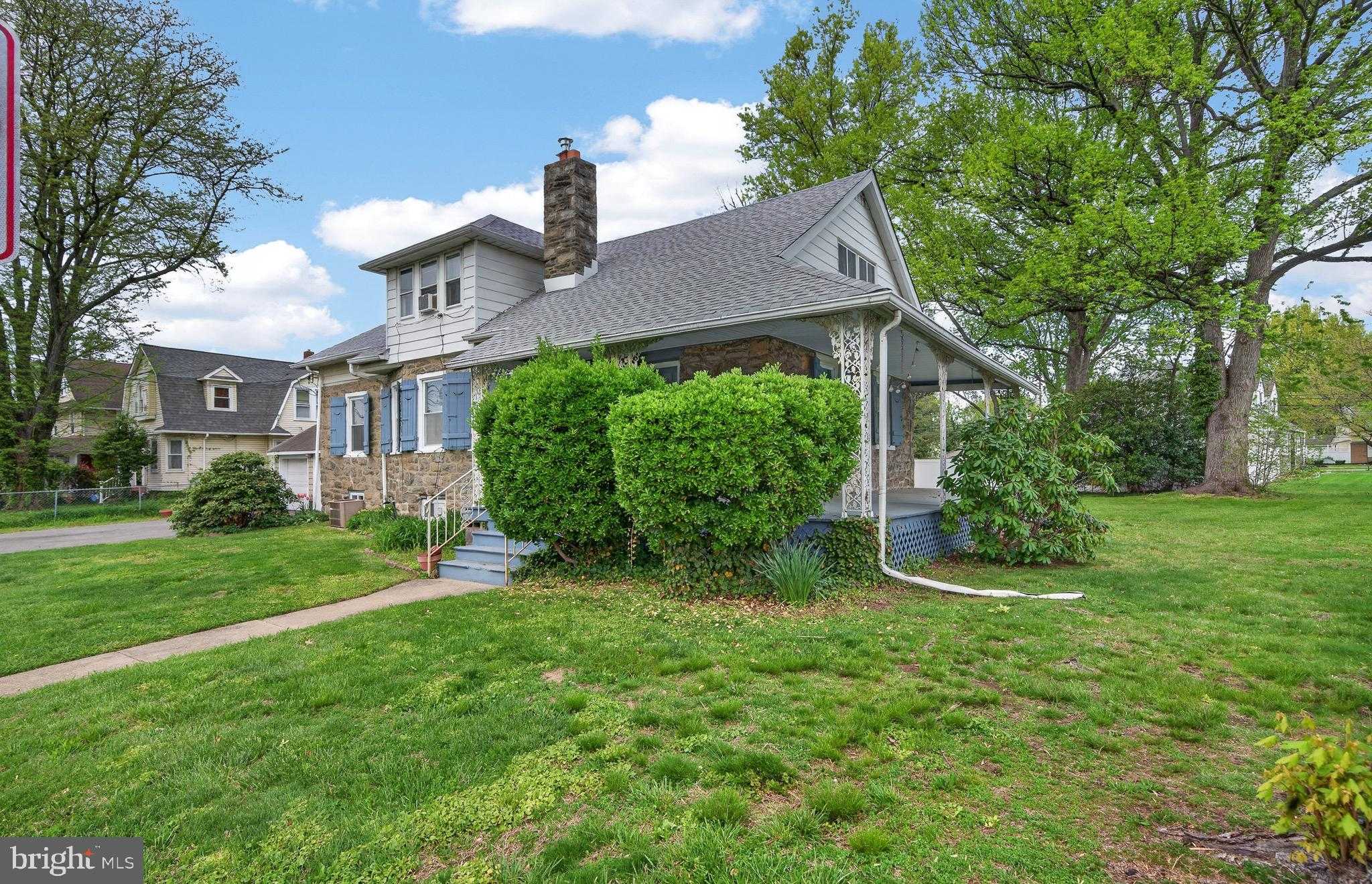 1949 Forrest Ave photo 2