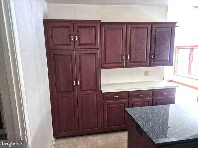 305 Montrose St photo 14
