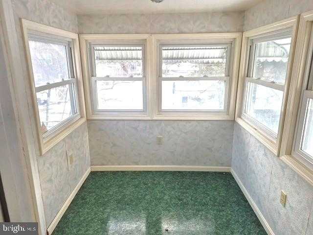 305 Montrose St photo 24
