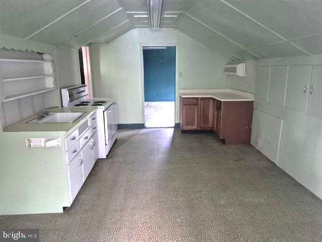 305 Montrose St photo 25