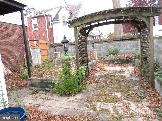 305 Montrose St photo 3