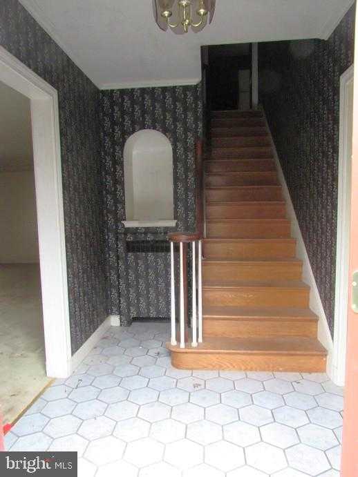 305 Montrose St photo 5