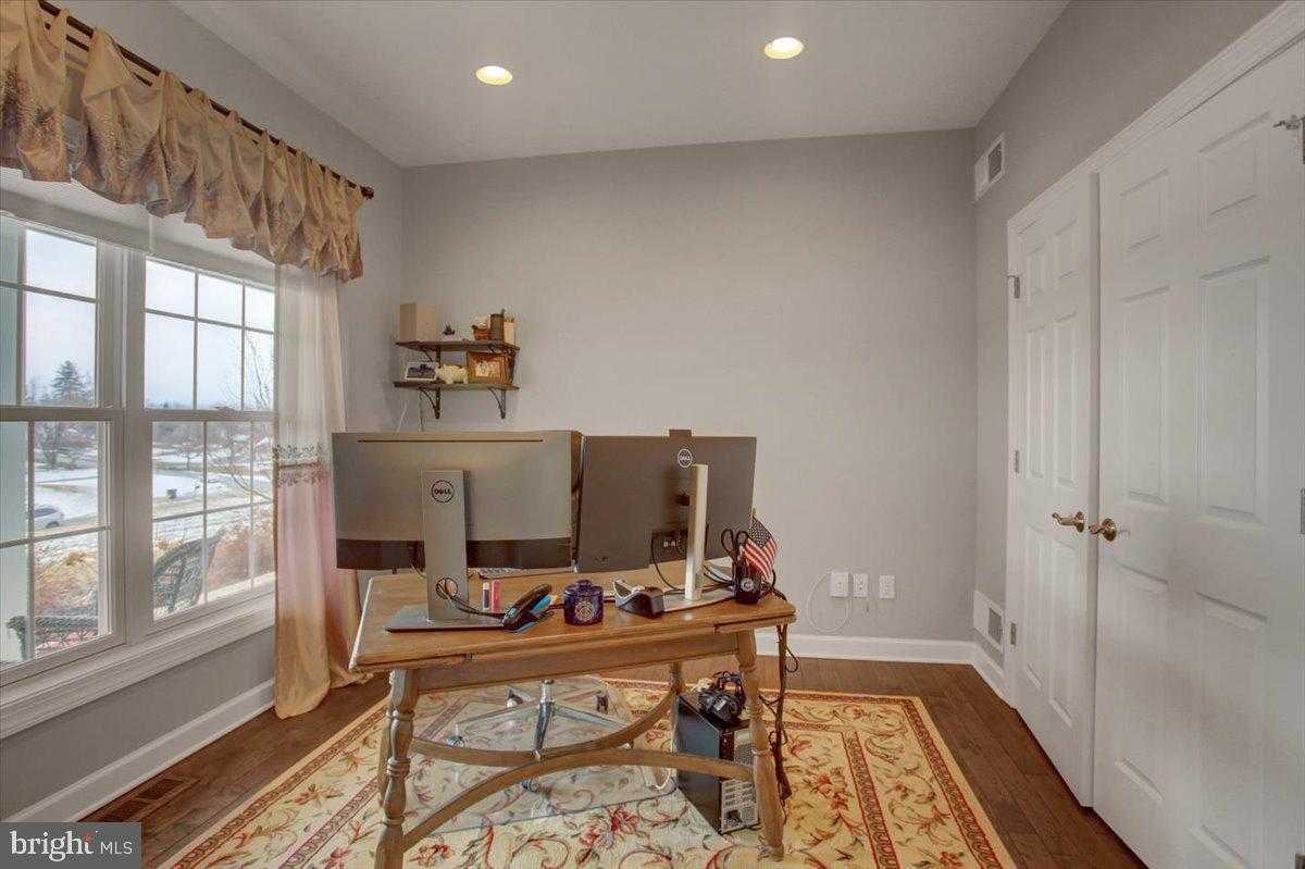 847 W King St photo 14