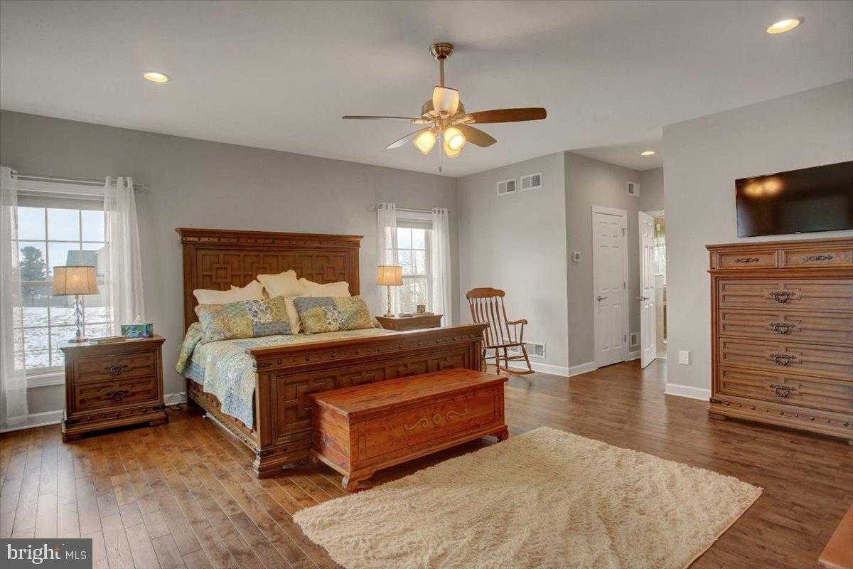 847 W King St photo 36