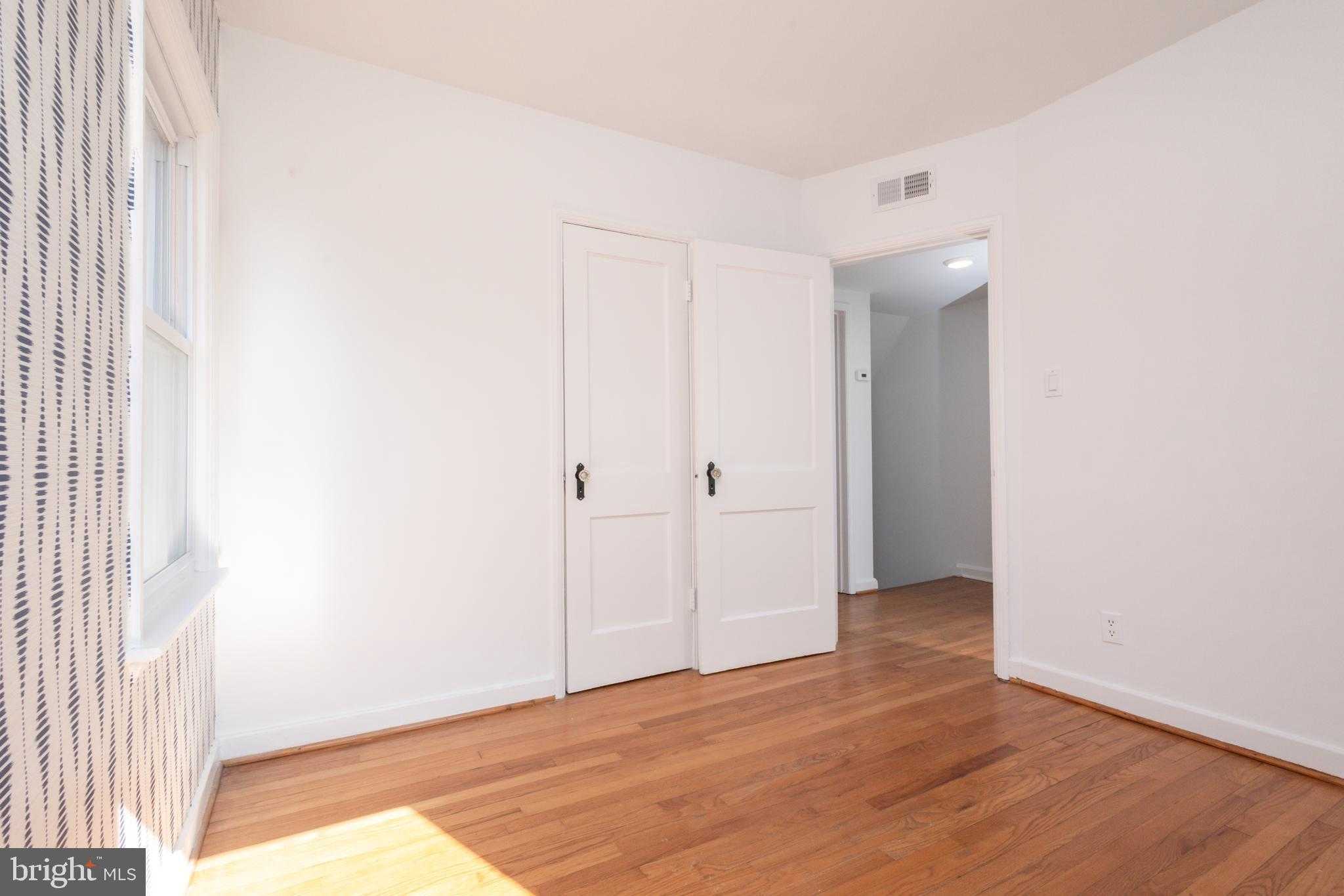 304 S Veitch St photo 16